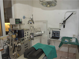 De tandheelkunde-operatiekamer: tandartsunit, digitale röntgenapparatuur, inhalatie-anaesthesie- en bewakingsapparatuur.